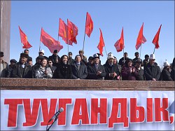 Кыргызстан: В Оше прошел массовый митинг против правительства и в поддержку мэра Мырзакматова