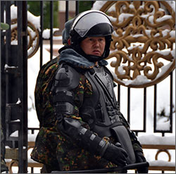 Кыргызстан: Белый дом под охраной - усиленной и разной (фото)
