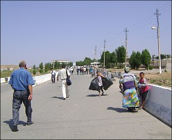 Узбекско-казахстанская граница: Унизить, оскорбить - и все за ваши деньги