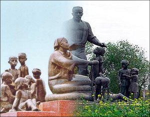 Узбекистан: Памятник семье Шамахмудовых забыт и зарос травой