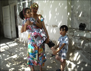 Брошенные жены Таджикистана терпеливо ждут своих мужей
