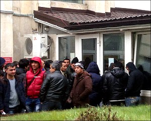 Замкнутый круг. Как узбекское консульство в Москве «помогает» гражданам, потерявшим паспорт, вернуться домой