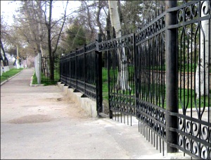 Узбекистан: Мемориал «Братские могилы» в Ташкенте закрыли на замок из-за бескультурья посетителей (фото)