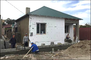Кыргызстан: Как строят дома для пострадавших от антитеррора