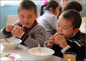 Есть здорово: Киргизским школьникам преобразили меню (фото)