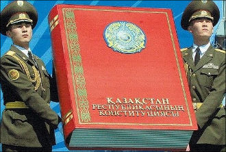 Казахстан: Мы говорим Конституция, подразумеваем — Назарбаев