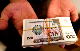 Валютная либерализация в Узбекистане: Центробанк страны пока проигрывает «чёрным менялам»