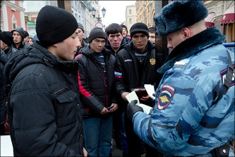 Мигрант чиновника не обидит. Как приезжих из Центральной Азии вовлекают в российскую коррупцию