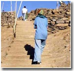 2500 и еще 200 ступеней преодолевают паломники на пути к пещере Царя Давида в горах под Самаркандом