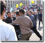 Впервые в Казахстане милиция не смогла разогнать несанкционированный митинг оппозиции