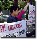 Женщины Узбекистана пикетировали Посольство РФ в Ташкенте, протестуя против поддержки Россией Ислама Каримова