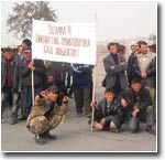 Южная столица Киргизии не избежала протестов сторонников оппозиции. Там из-за этого могут ввести чрезвычайное положение